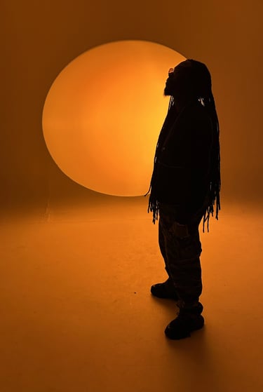 tournage sur fond blanc coloré en orange de l'artiste jahyanai king - Respect