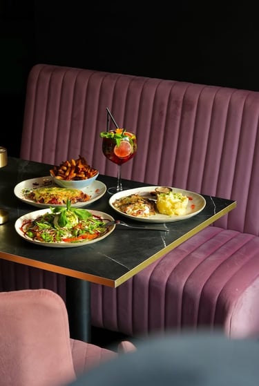 Table dressée au restaurant La Parisienne à Nîmes avec plats halal raffinés et ambiance chaleureuse