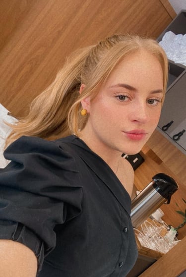 Foto da Bianca para representar a manicure e pedicure do salão de beleza
