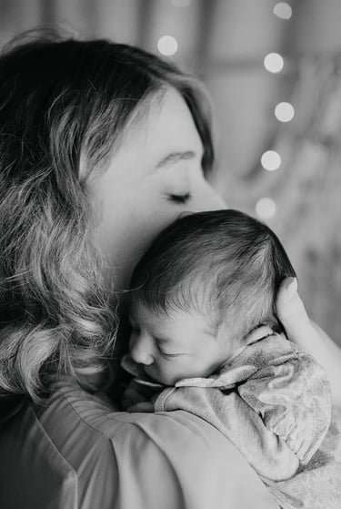 Câlin tendre entre maman et bébé – photo naissance en noir et blanc Gard