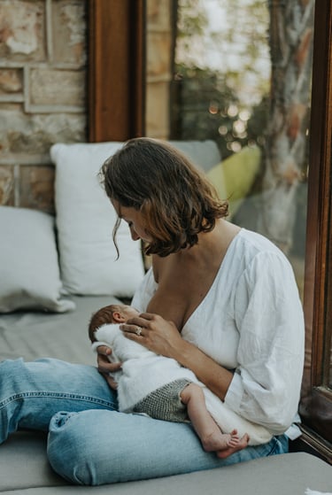 natural, lifestyle newborn photograph of mom breastfeeding her baby