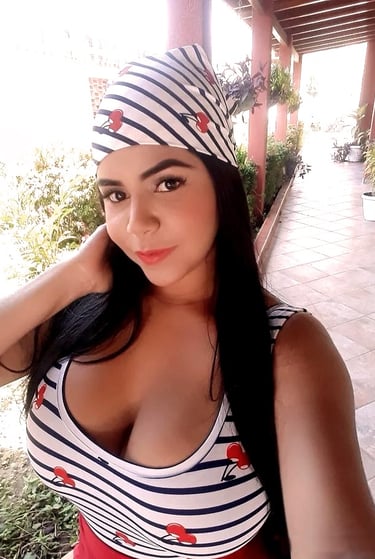 una mujer con un sombrero y un top a rayas