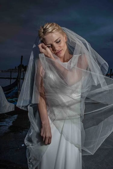 Nuit à Venise avec une marié blonde avec le voile au vent