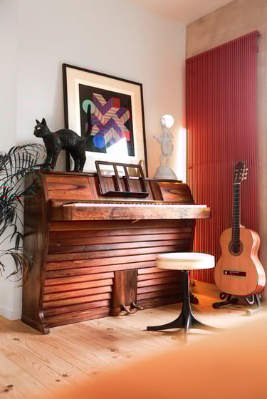 Piano ancien en bois dans le salon de la Villa Les Pins à Tarnos, décoration chaleureuse et raffinée