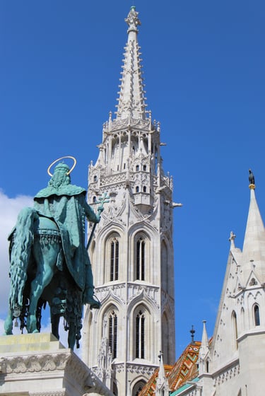 elementi architettonici di budapest. statua in bronzo e sullo sfondo grande torre in granito