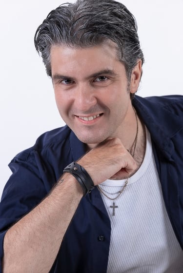 modelo masculino em fundo branco para ensaio de casting