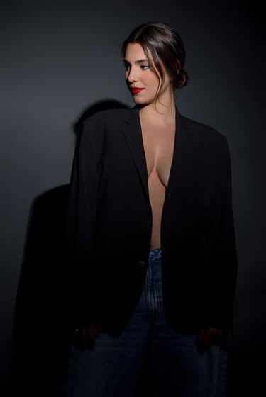 mulher em ensaio fotográfico sensual de moda em estúdio