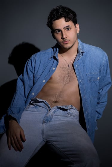 modelo masculino posando de camisa aberta em ensaio fotográfico em estúdio