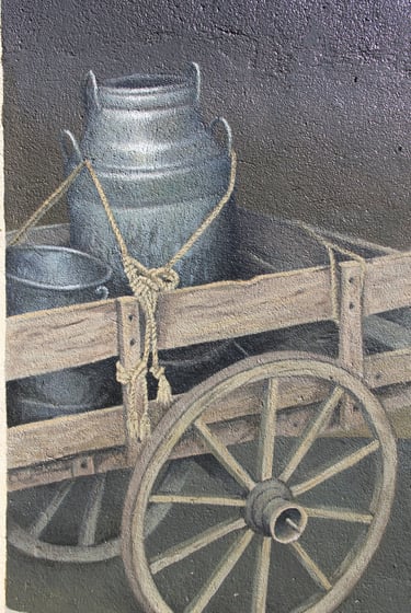 Peinture sur façade d'une charrette en bois avec des bidons à lait anciens tenus par des cordes.