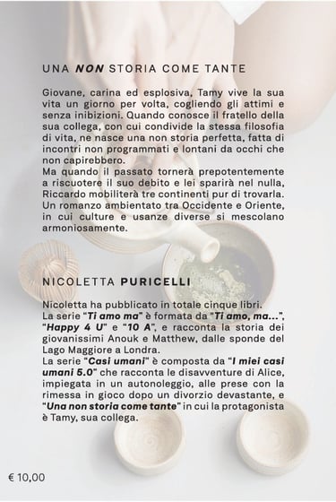 Delle mani versano il the matcha e intorno gli strumenti per prepararlo, come sfondo alla sinossi