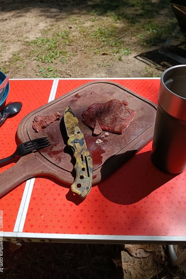 churrasco no acampamento solo na praia de palmas em governador celso ramos