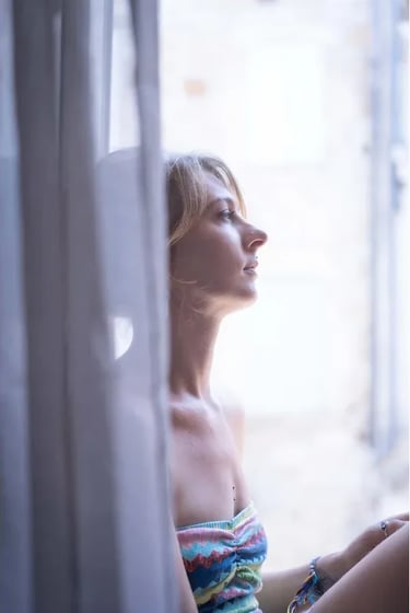 Portrait nostalgique d'une femme aux couleurs pastels 