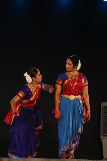 Aamoda Narthaki displaying Bharatanatyam performance