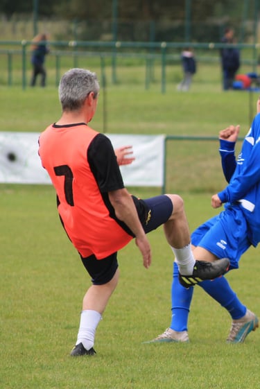 2 adultes jouant au foot