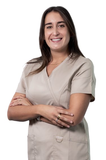 a woman in a scrub suit with a ring on her finger, dentista, Especialista dental, clínica 