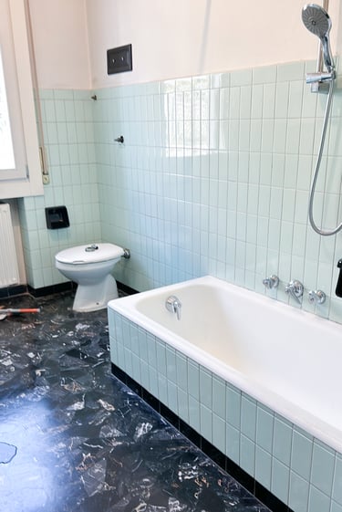 Vecchio bagno da ristrutturare, demolire vasca e mettere nuova doccia funzionale e moderna