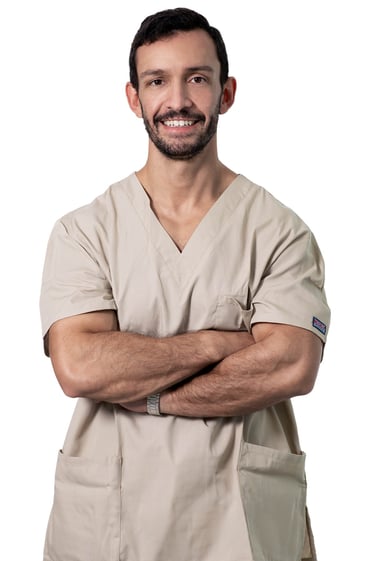 a man in scrubs and scrubsuits posing for a picture. Dentista, Médico, Clínica
