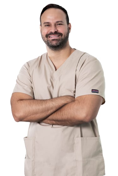 a man in scrubs and scrubsuits posing for a picture. dentista, medico