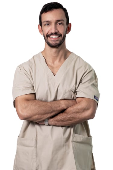 a man in scrubs and scrubsuits posing for a picture. Dentista, Médico, Clínica