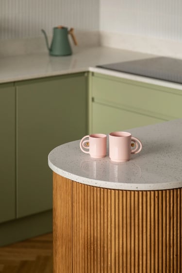 Fotografia detalu: bliskie ujęcie na lastryko i różową ceramikę.