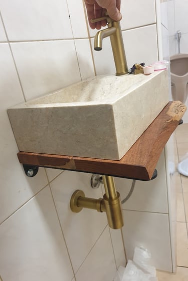 Neues stylisches Waschbecken im ehemaligen Stadtcafe