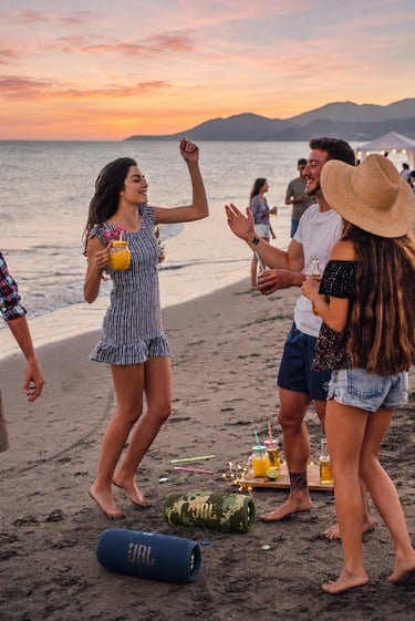 Mode StereoTogether avec deux enceintes JBL Charge 6 connectées sur la plage