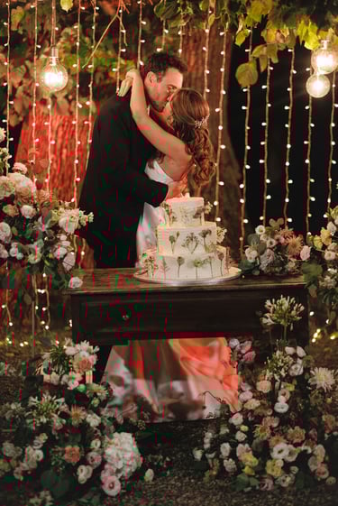 Un taglio torta in una cornice elegante nel giardino di una Villa ottocentesca