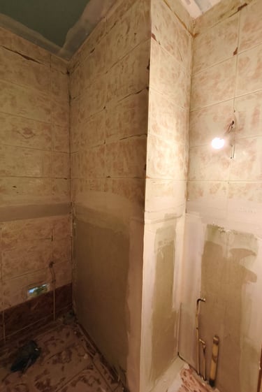 Salle de bain en rénovation carrelage beige