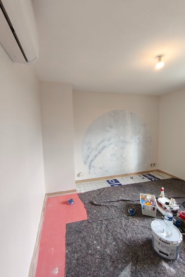 Pièce en peinture en cours de rénovation