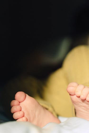 plan rapproché de pieds d'un nouveau né