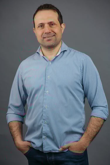 Luciano Dalio, coach de reinvención profesional para ejecutivos despedidos, en entorno profesional.