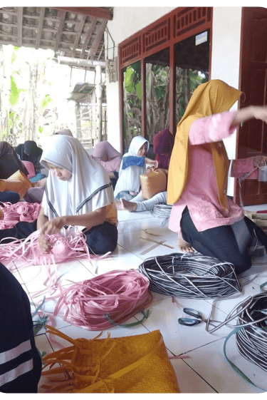 Group production of handmade jali jali woven bags by local artisans at Craftvitas Indonesia.