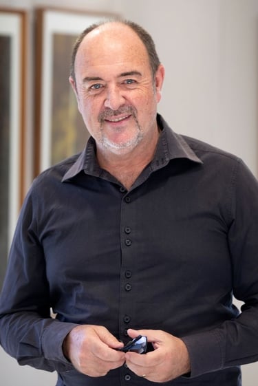 Martin Osner, instructor of the Advanced Photography Course, teaching creative techniques.