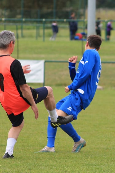 2 adultes jouant au foot