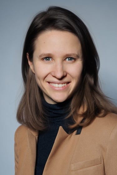 portrait d'Anne Migault, avocate au Barreau de Paris en droit public
