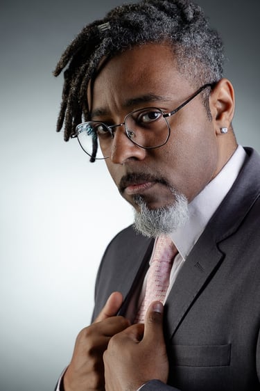 homem preto empresário moderno com dreads, terno e barba em ensaio em estúdio