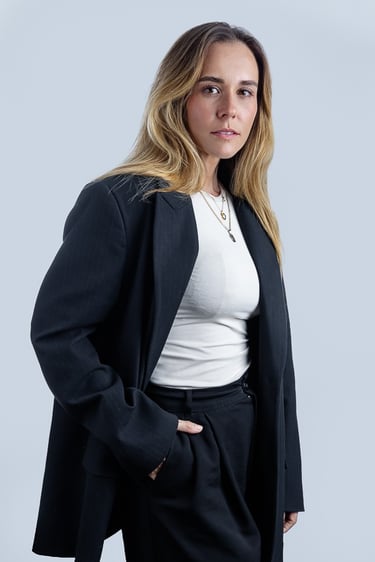 Modelo profissional loira em book de modelo para agência fundo branco