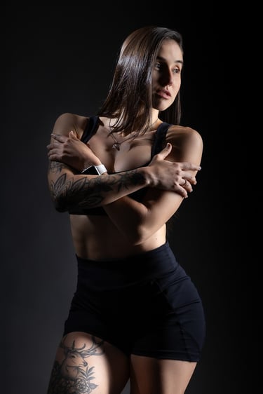 influencer digital posando para retrato a meia luz  em ensaio fotográfico fitness