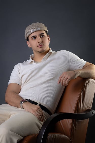 modelo masculino sentado em poltrona posando para retrato estiloso