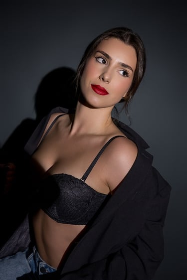 mulher posando em estúdio de lingerie em ensaio fotográfico