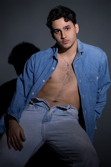 modelo masculino posando de camisa aberta em ensaio fotográfico em estúdio