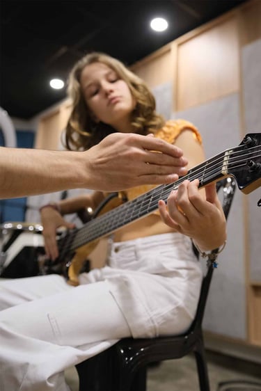 Joven estudiante aprendiendo guitarra y bajo en monochrome records