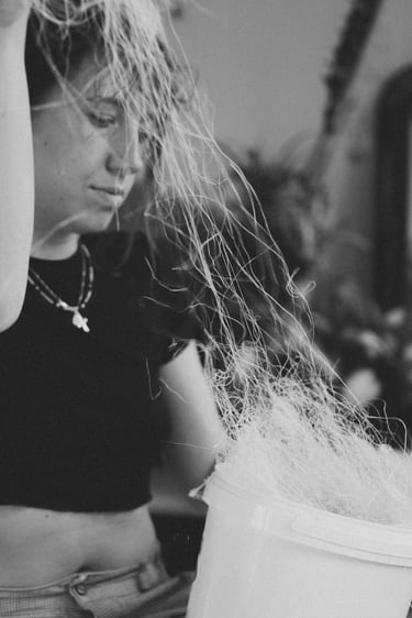 May qui fait un tirage en plâtre