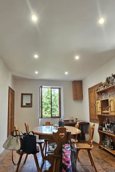 Installation d'un plafond tendu textile blanc mat avec spots led intégrés à Villarbet (73)