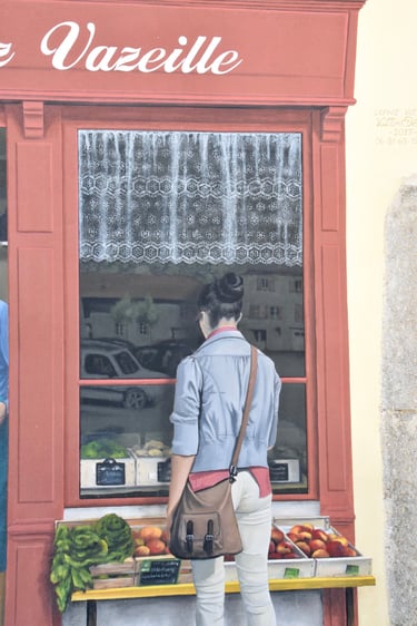 étal de maraîcher en trompe-l'oeil sur une façade, un femme regarde la vitrine de la boutique.