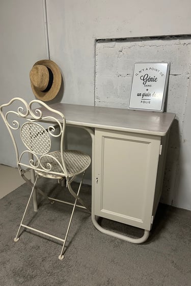 Le bureau a été repeint, le plateau protégé par une patine laissant voir les traces du temps