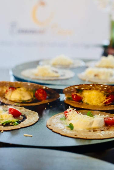Galettes légèrement ouvertes avec tomates, mozarella et fromage râpé à l'intérieur