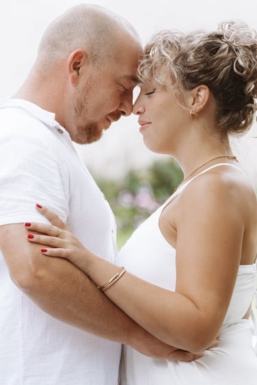 Paarshooting Coburg: Inniger Moment Stirn an Stirn in der wunderschönen Rosenau.