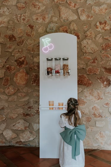 mur à bonbons avec petite fille candy bar