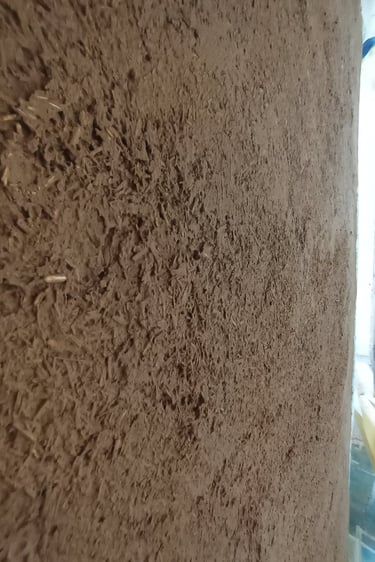 1ère couche de 3cm d’un mélange terre-chanvre en cours de séchage Couche de finition à venir